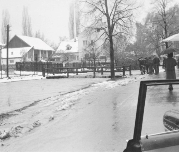 Hochwasser am Wehoferbach 1965: der Steeg zum Kindergarten (Badgasse 4) ist bereits überflutet