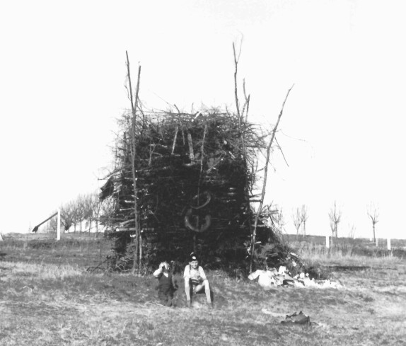 Pfadfinder: Osterfeuer am Hang nordöstlich des röm. kath. Friedhofs