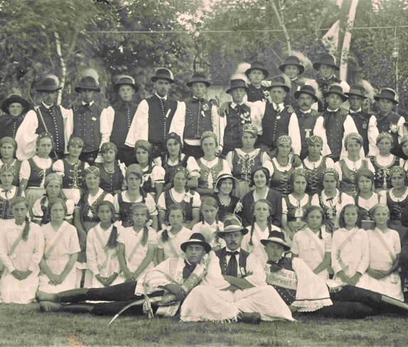 Fahnenweihe des reformierten Lesevereins: Gruppenaufnahme in Tracht