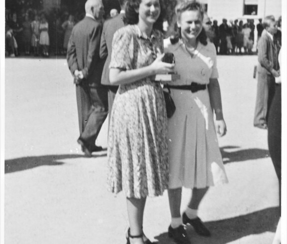 Rathausweihe: Die jungen Damen verkaufen die Anstecker, die zur Feier des Tages gedruckt worden waren - (Brinke/Wölfel)