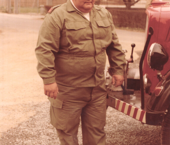 Feuerwehrmann Hermann Pal (*1941/+2007) vor dem Opel Blitz (Pump- und Mannschaftswagen)