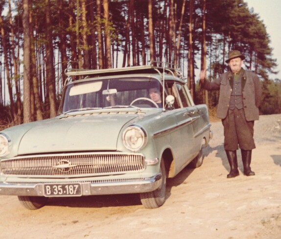 Alois Lukitsch mit dem allseits bekannten  "Lukitsch-Opel"