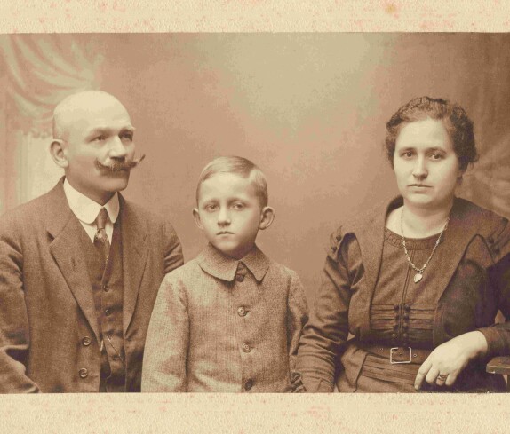 Ehepaar Alexander Benkö (*1879/+1958) und Maria Benkö (geb. Hadadi, *1887/+1968) mit Sohn Alexander (*1919/+ gef. 1944)