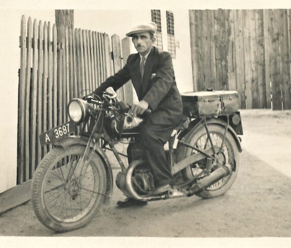 Alexander (Sandor) Topler (*1917/+1972) auf seinem Puchmotorrad 250 T (Dornburggasse 13) - Zu den Kraftfahrzeugkennzeichen