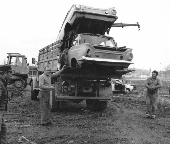 Bauamt: Abladen der ersten Autowracks im Bereich der Umfahrung (B50 / Wienerstraße) im Zuge der "Wrackaktion - Südburgenland" - Straßenbaubezirksamt