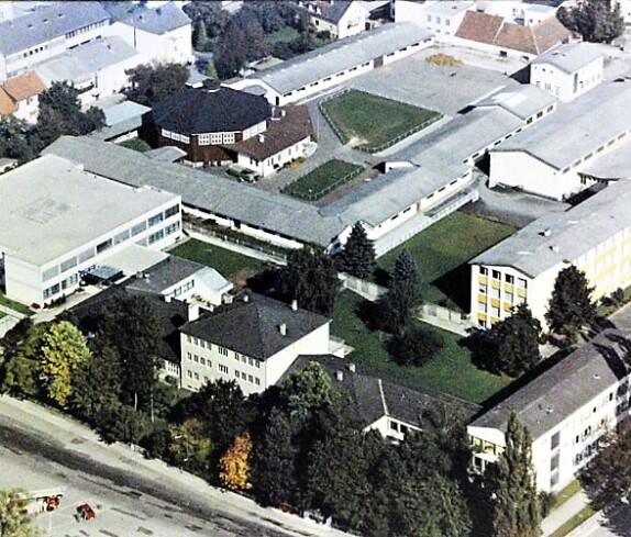 HBLA: Gesamtansicht mit neuem Gebäude im NW