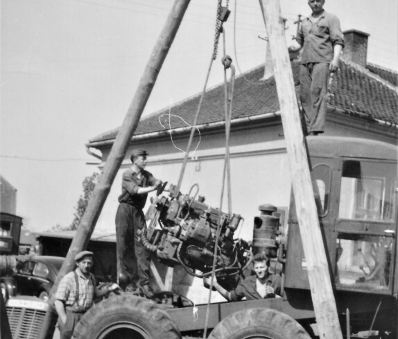 Bauamt: Reparatur eines Gräders der Marke Austin-Western im Hof des BA (Ambrosigasse 15) - Straßenbaubezirksamt