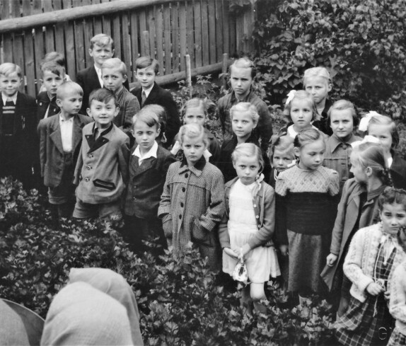 Evang. Pfarrgemeinde AB: Kindergruppe anlässlich der Weihe des neuen Pfarrheims (Böhm/Szabo/Schober/Horvath/Karner/Beddies/Pfeiler)