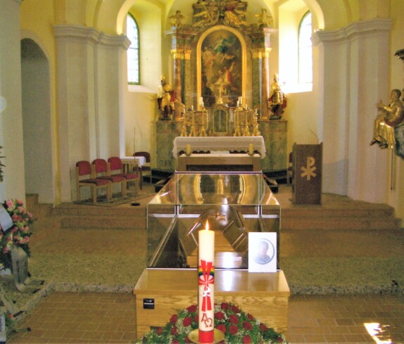 Begräbnis Hilda Benkö (geb. Baliko, *1927 / +2006): Aufbahrung in der alten röm. kath. Pfarrkirche, die als Ort der Begräbnisliturgie dient