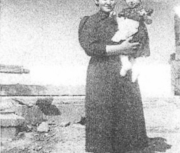 Olga Eigenbauer (geb. Granich, *1908/+1978) mit Tochter Martha Eigenbauer (*1936/+2015) im Hof des Hauses OW 85 / Steinamangererstraße 56