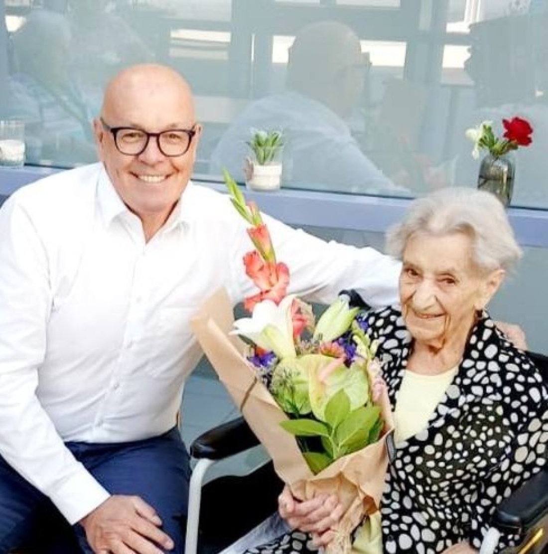 Bgm. Georg Rosner gratuliert Maria Zambo (*1923), der aktuell ältesten Oberwarterin zum 102. Geburtstag - Platanengasse 3 / Evang. Kirchengasse 8-10