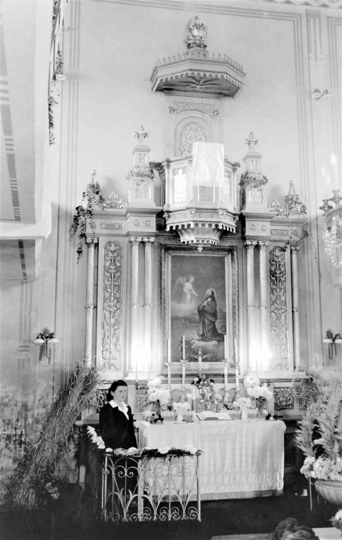 Evang. Pfarrgemeinde AB: Kirche mit Altar und Kanzel - Fr. Pleyer