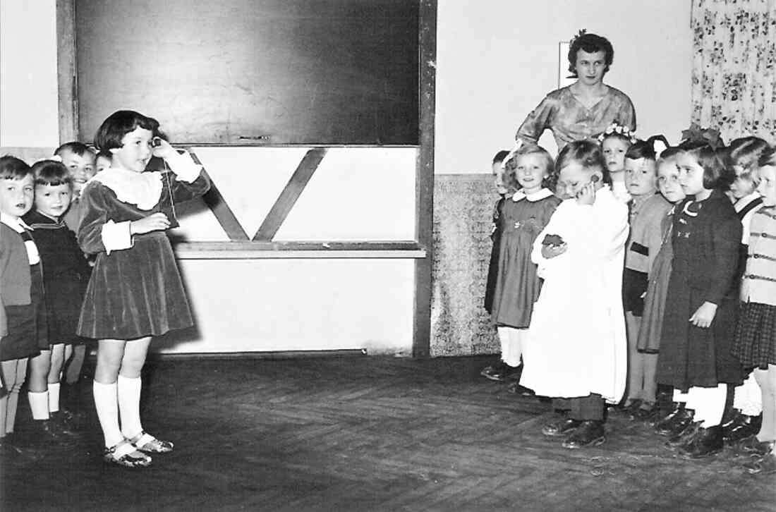 Städtischer Kindergarten: Teil einer Gruppe mit "Tante Martha" Jelinek