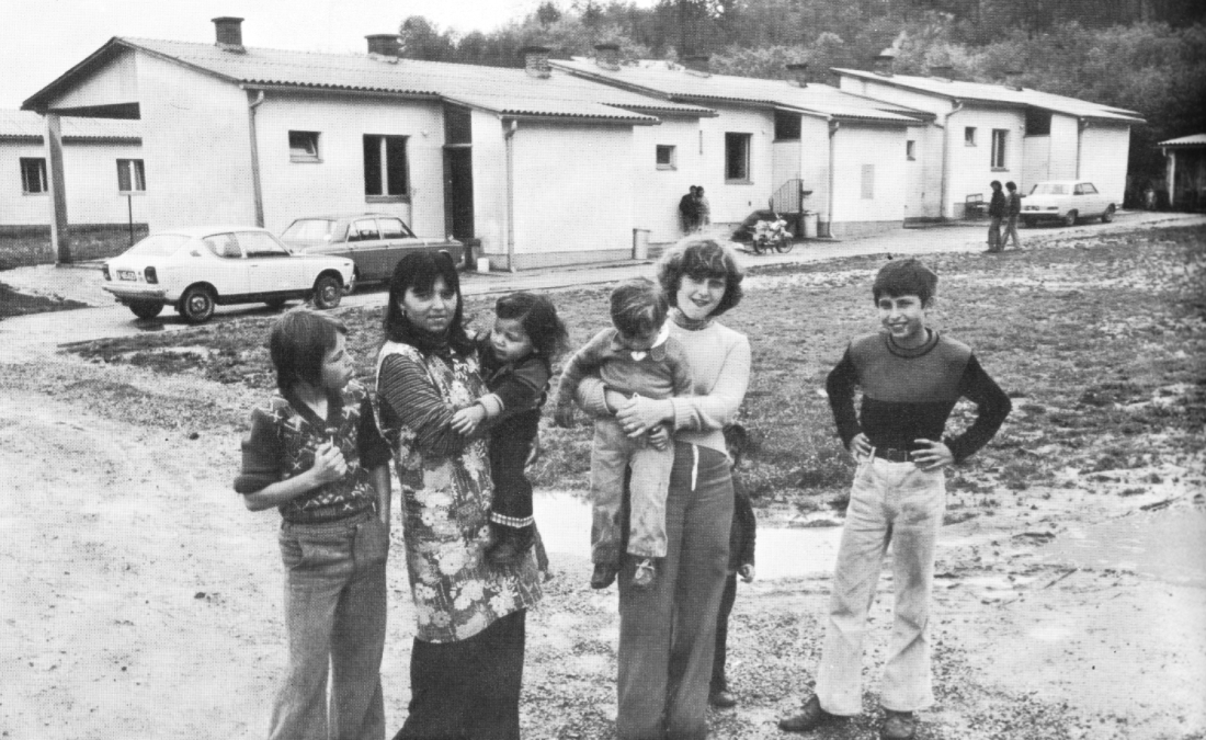 Junge Frauen und Kinder in der 3. Romasiedlung
