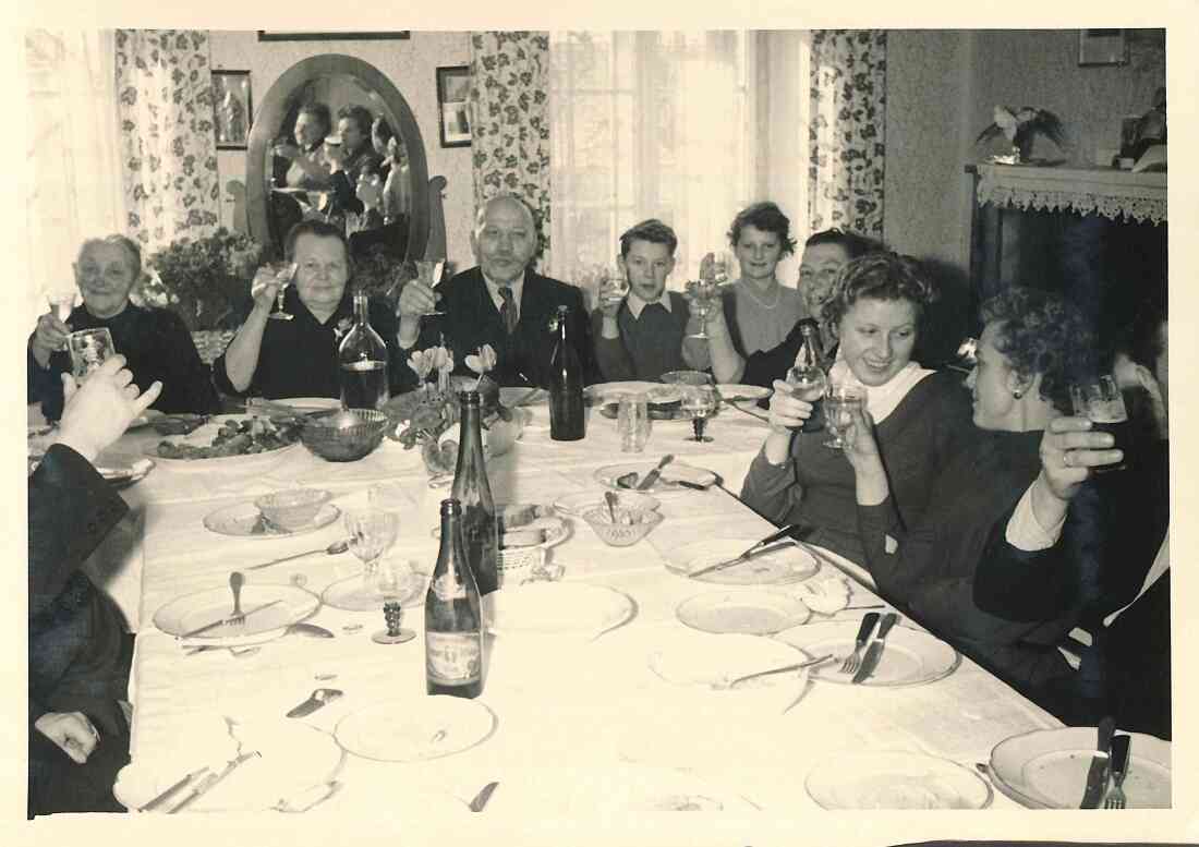 Festessen im Haus Kasper anlässlich der Goldenen Hochzeit von Josef Kasper (Sattler und Tapezierer; *1882/+1963) und Wilhelmine Kasper (geb. Hermann, *1885/+1957) - OW 96 / Steinamangererstraße 41