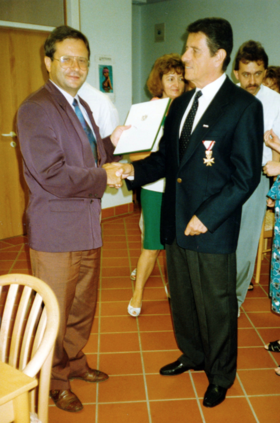 Bezirksgericht: Pensionsdekret und Auszeichnung für Kanzleileiter Johann Pollak (*1927/+1994) durch Gerichtsvorsteher DDr. Erwin Schranz - Kirisits/Karner