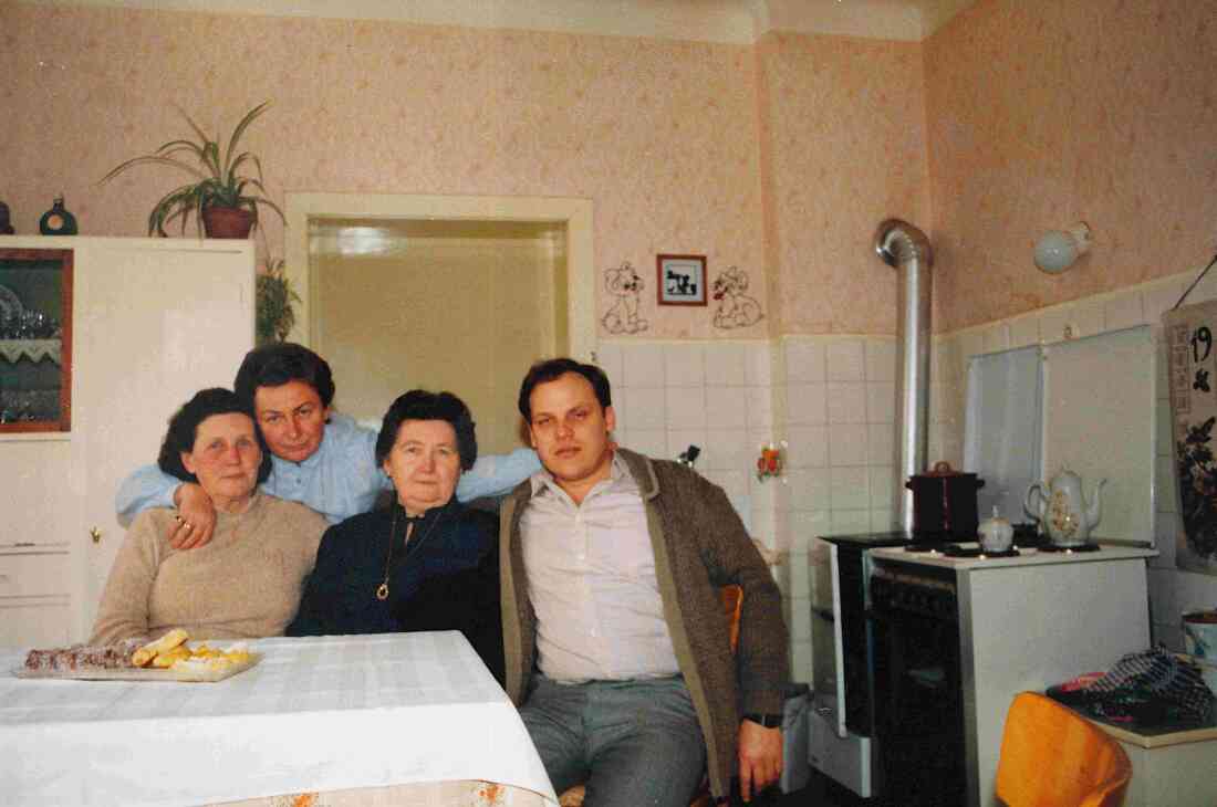 Die drei Wagner-Schwestern in der Küche von Josefine Garber