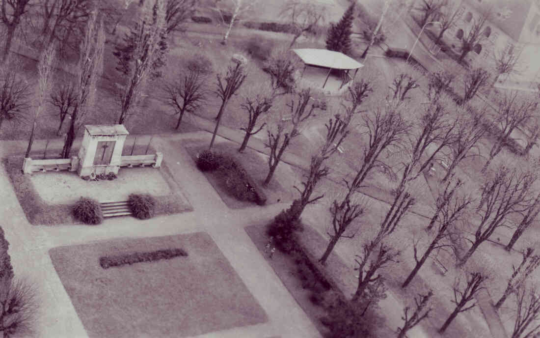 Kriegerdenkmal mit Teilen des  Stadtparks