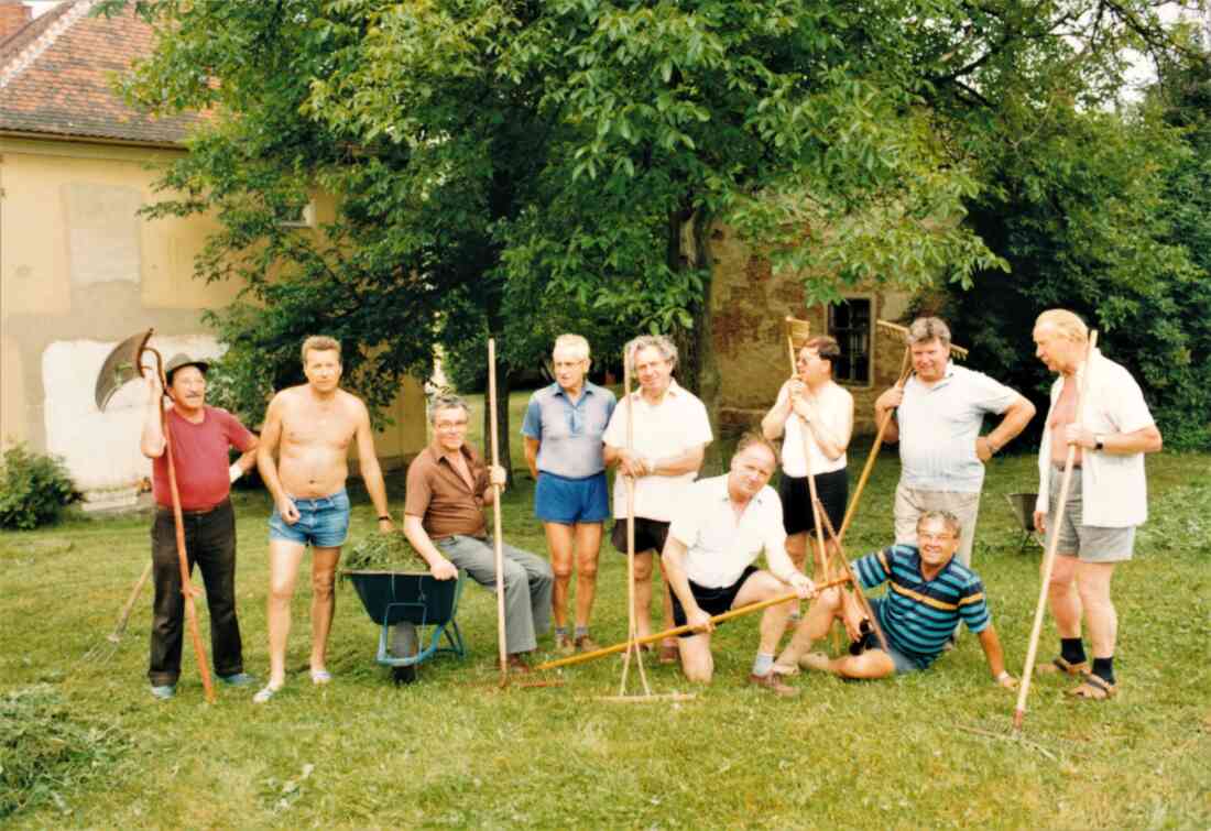 Röm. kath. Pfarrgemeinde: Mäharbeiten im Bereich von Kirche und Pfarrhof