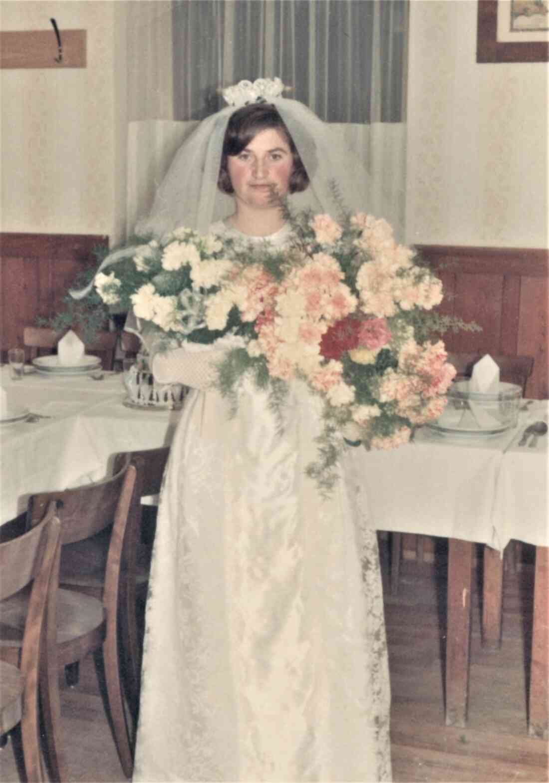 Hochzeit Isabella Baliko und Ernst Tölly am 4. Juli 1967: Die Braut mit ihrem Brautstrauß