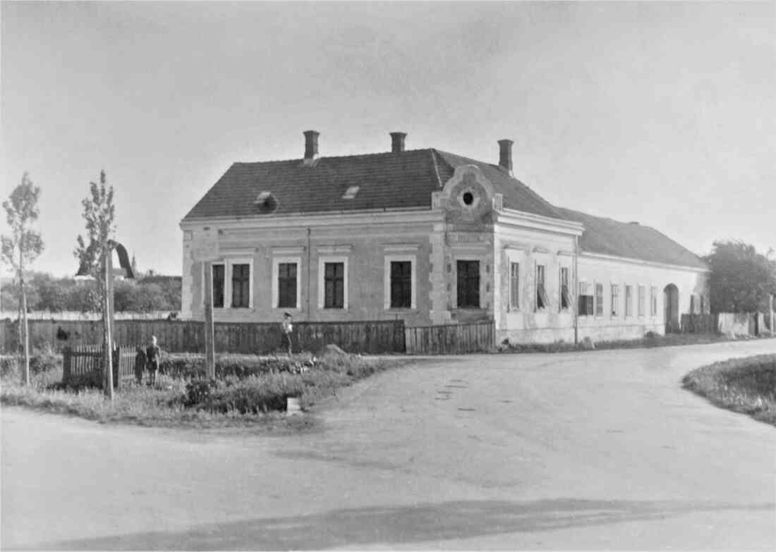 Haus OW 671 / Wienerstraße 51 (heute "Irish Pub Tamdhu" bzw. "Fiftyone The Irish Pub") mit dem  Wegkreuz im Vordergrund