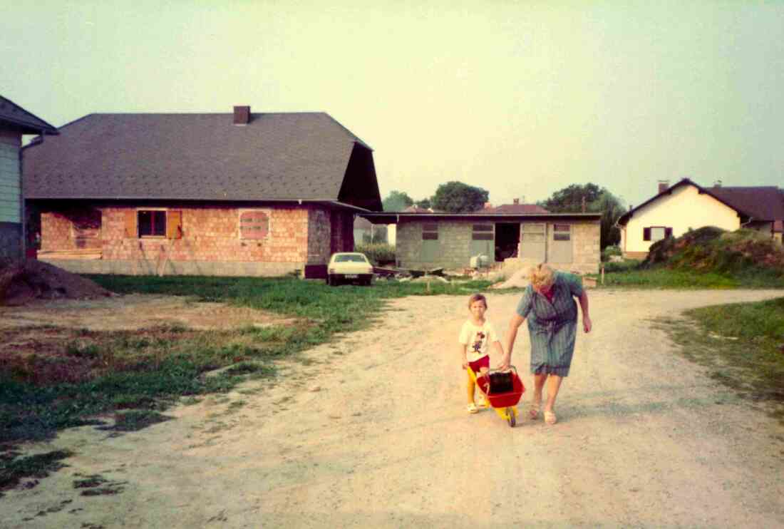 Manuela Pomper mit der "Miertl-Oma" hilft beim Hausbau
