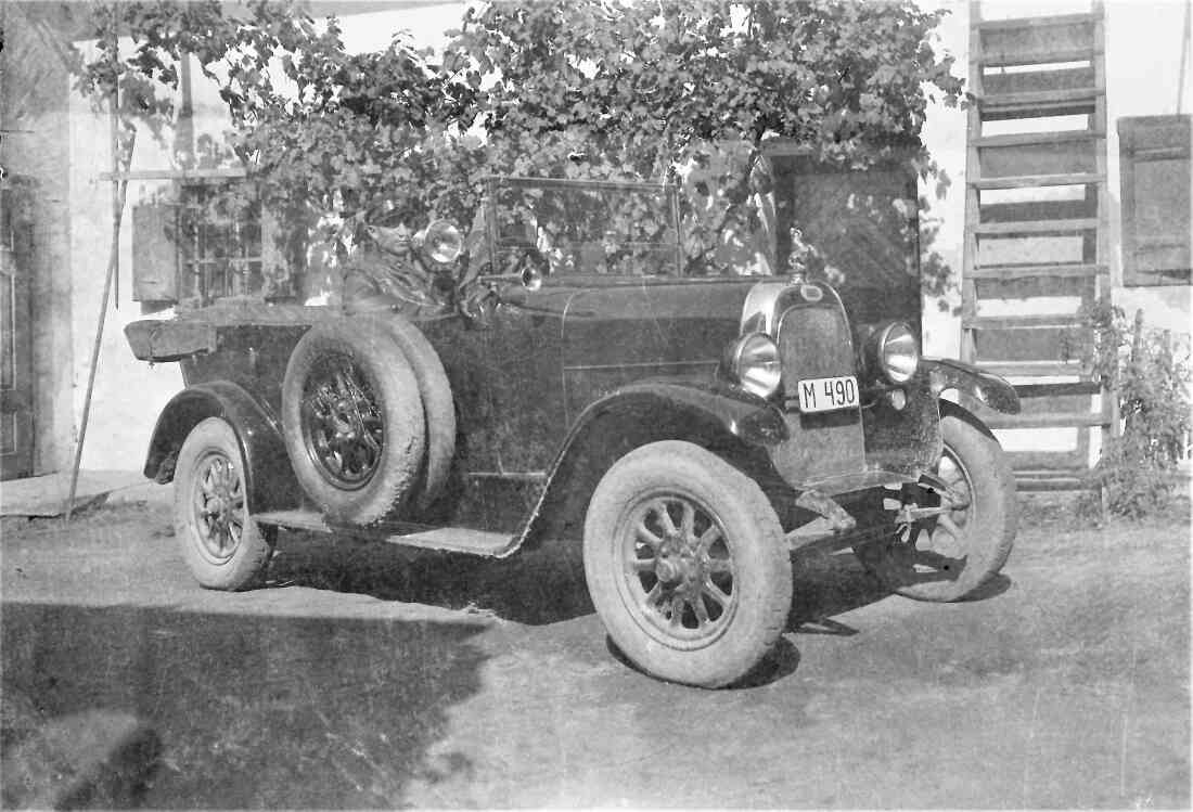 Johann Ruzsa mit einem rechtsgelenkten Privatwagen der Automarke Fiat 501