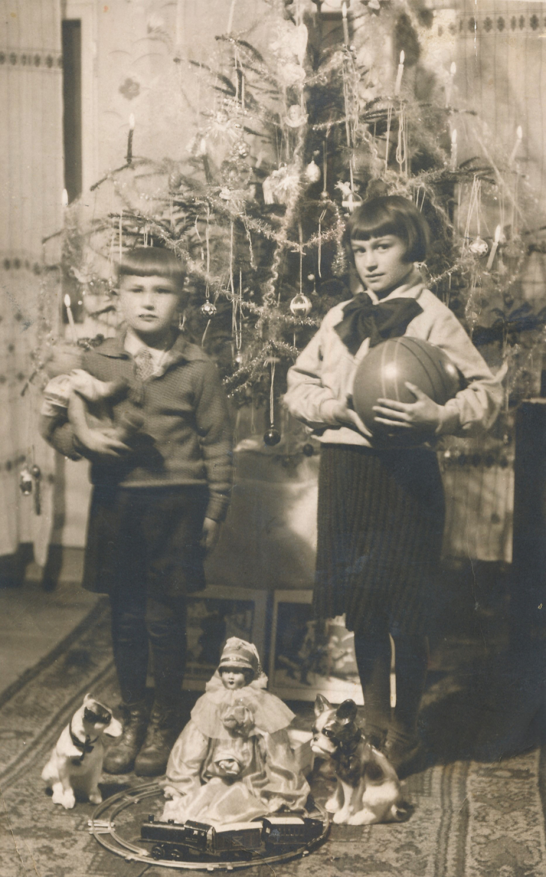 Weihnachten unter dem Christbaum bei Fam. Mikovits