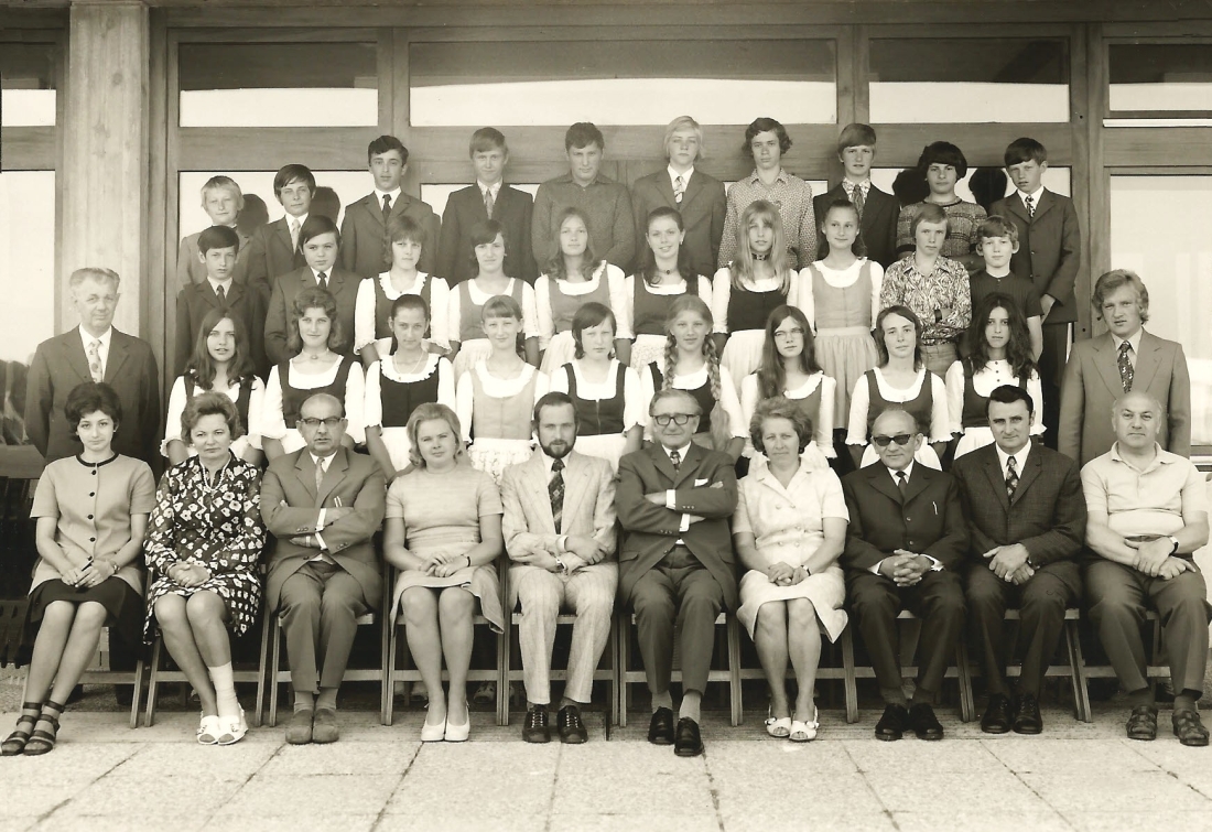 Hauptschule: Abschlussklasse 1973-1974 mit den unterrichtenden Lehrern*innen