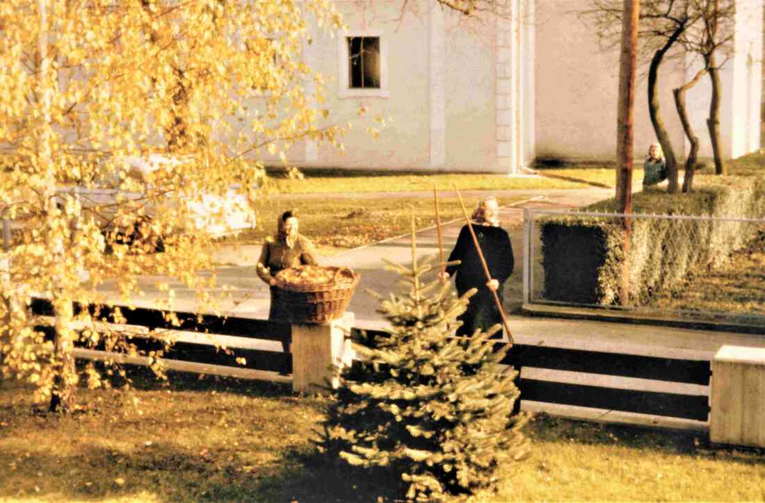 Herbstliche Pflege  rund um Kirche und Pfarrhof durch die ref. Frauen - Beke/Hegedüs