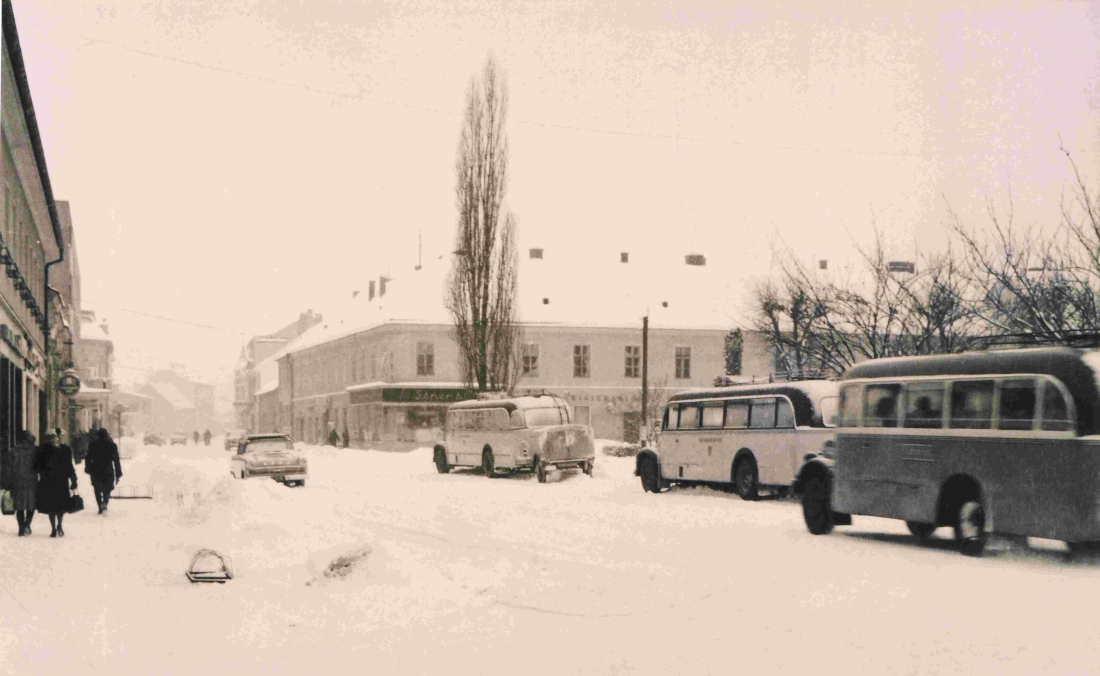 Kreuzung Hauptplatz-Wienerstraße / Bahnhofstraße-Evang. Kirchengasse im Winter 1963
