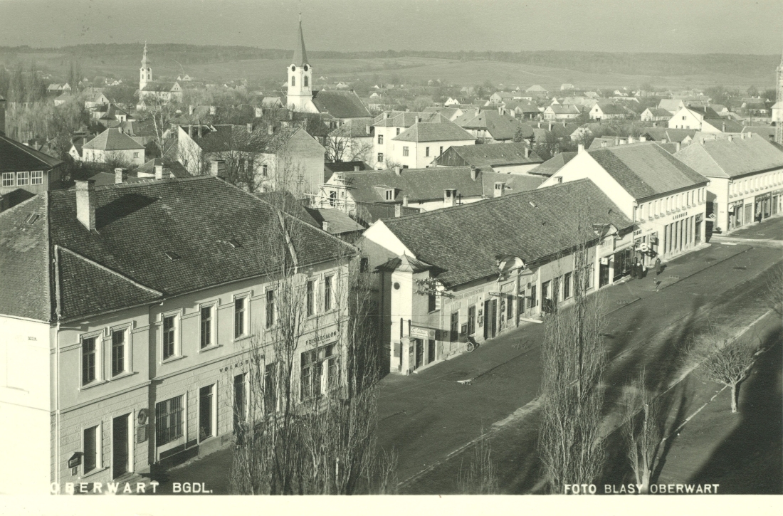 Ansichtskarte: Blick vom Rathausturm auf die Häuserreihe Hauptplatz 4 bis 8