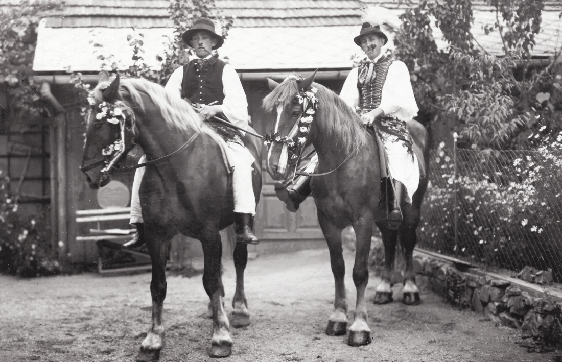 40. Gründungstag des reformierten Lesevereins: zwei Reiter der festlichen Reitergruppe auf ihren Pferden