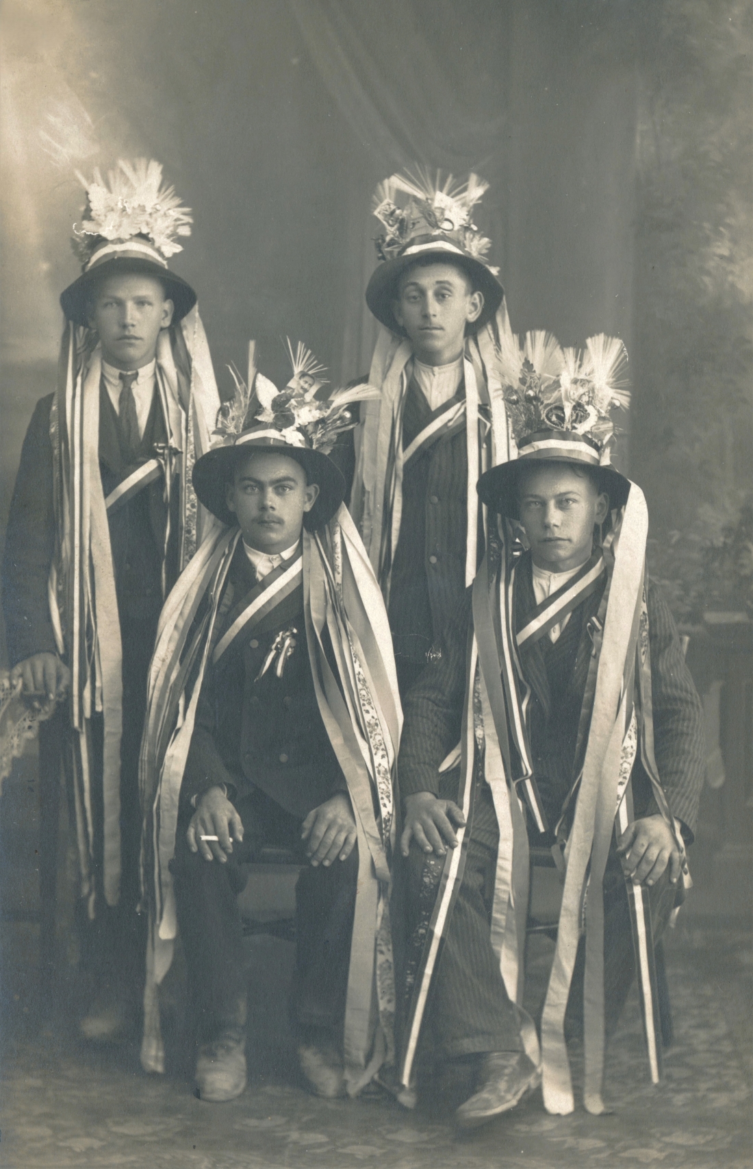 Musterung: vier Stellungspflichtige des Jahres 1914 ca.