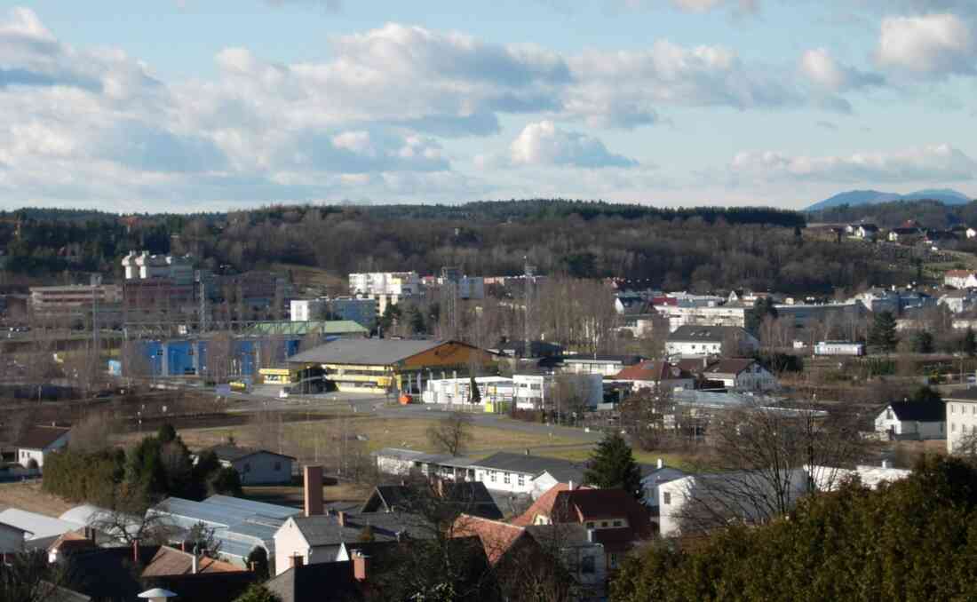 Blick gegen Westen in Richtung Köberlhalle (gelbes Gebäude), Sporthalle (blaues Gebäude) und Krankenhaus