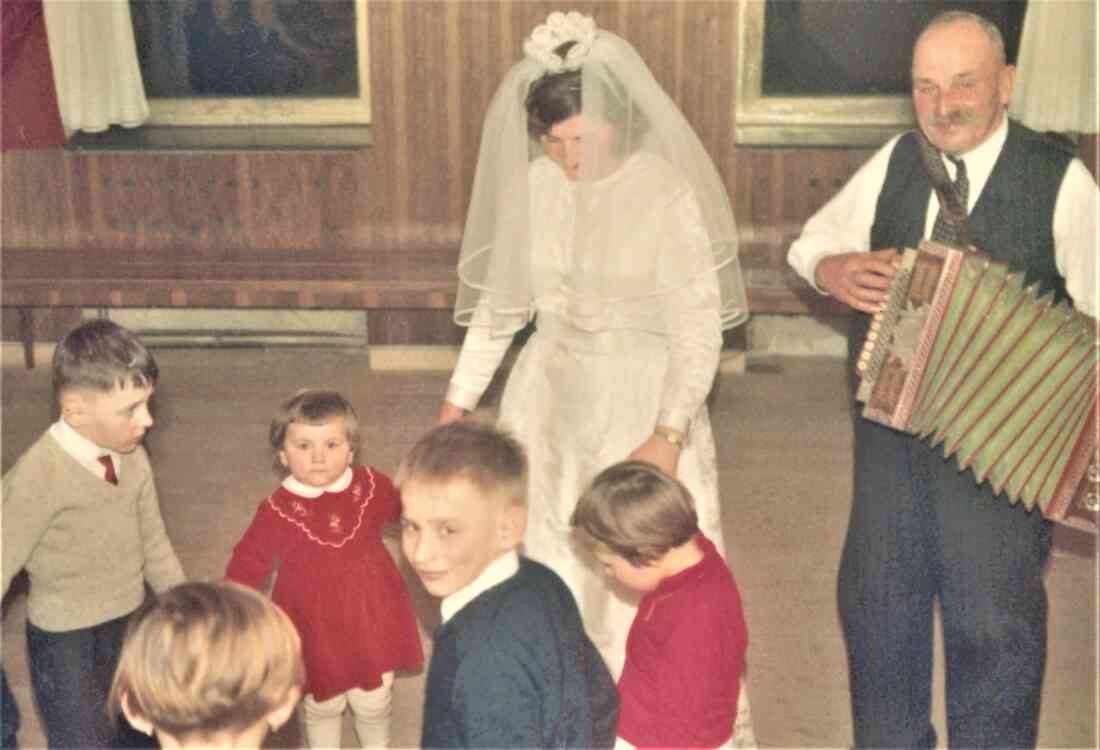 Hochzeit Isabella Baliko und Ernst Tölly am 4. Juli 1967: Kindertanz mit dem Harmonikaspieler Janos Gangoly