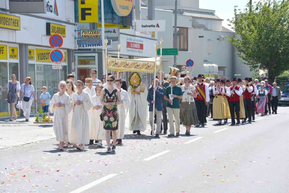 Röm. kath. Pfarre: Fronleichnamsprozession in der Steinamangererstraße vor der Alag-Passage