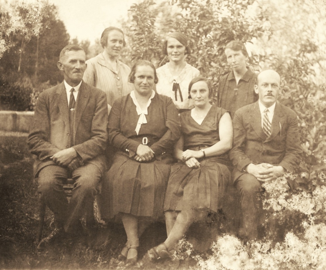 Gruppenbild um Maria und Thomas Hanusch