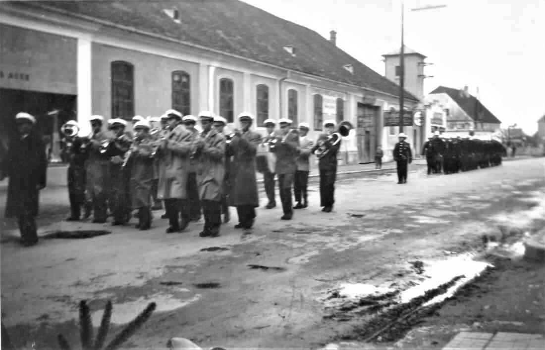 1. Mai: Maimarsch mit Stadtkapelle und Feuerwehr vor dem Gasthaus Hutter (Wienerstraße 9 und Wienerstraße 11)
