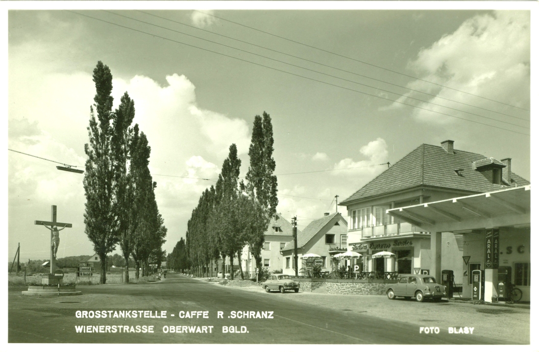 Ansichtskarte: Großtankstelle Reinhold Schranz (Wiener Straße 52) mit dem "Roten Kreuz" links