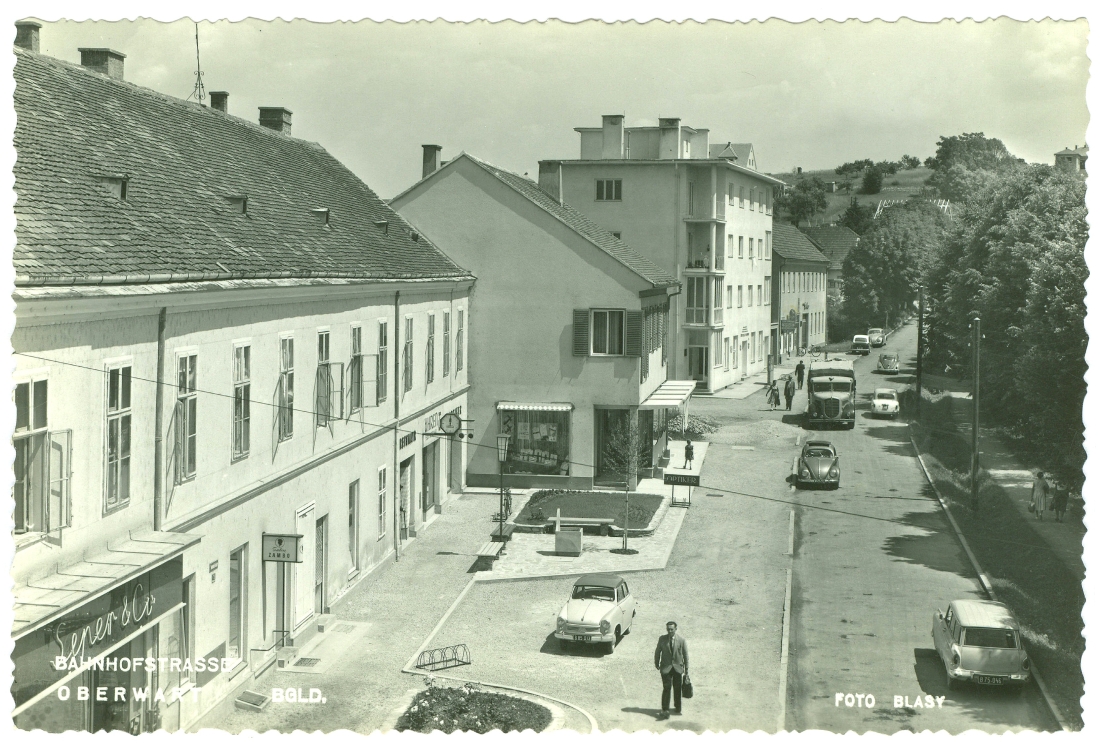 Ansichtskarte: Bahnhofstraße (im Hintergund das erste OSG-Hochhaus, Bahnhofstraße 7)