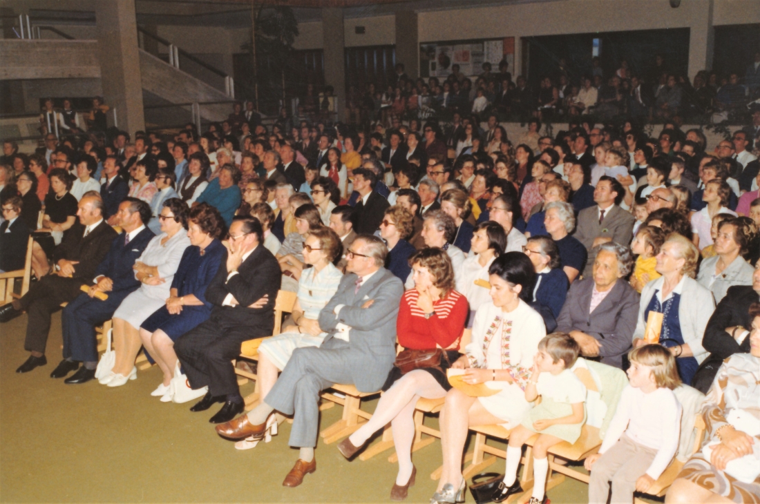 Städtische Ballettschule "Titus Feuerfuchs" - die Zuseher in der Aula der neuen Hauptschule