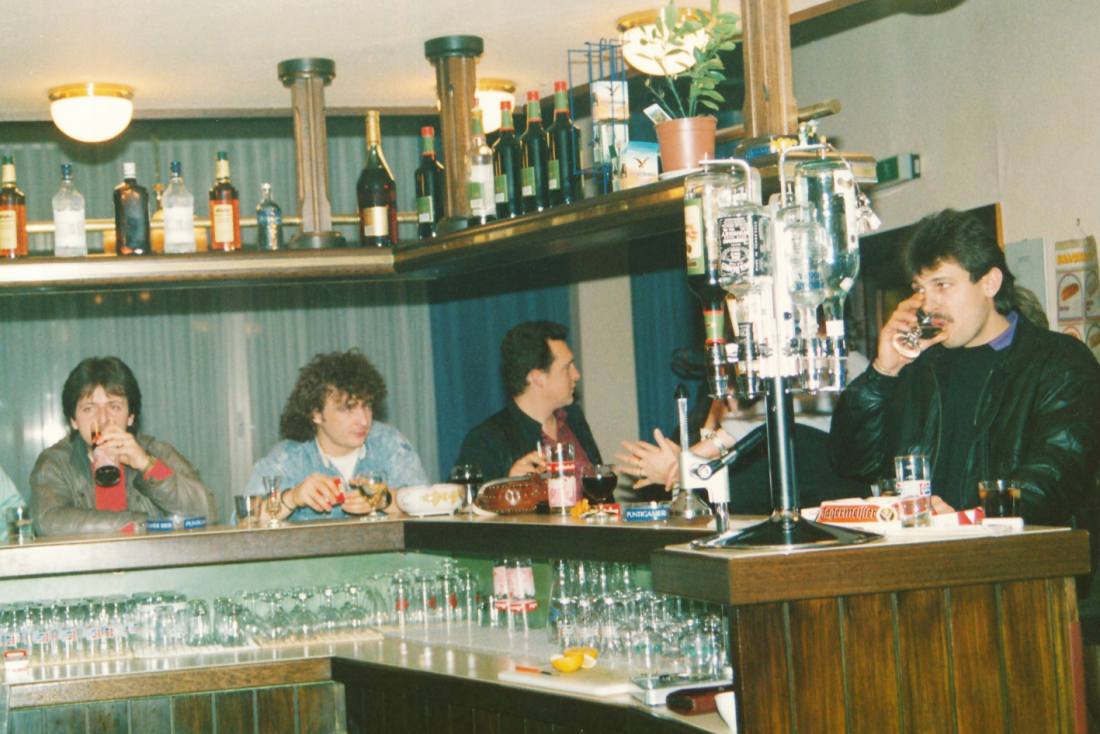 An der Bar im Billard-Cafe A. L. Gangoly (oberhalb des Gloria Tonkinos - Lisztgasse 10) - Teschl/Breitenbrunner/Benkö/Kerekes