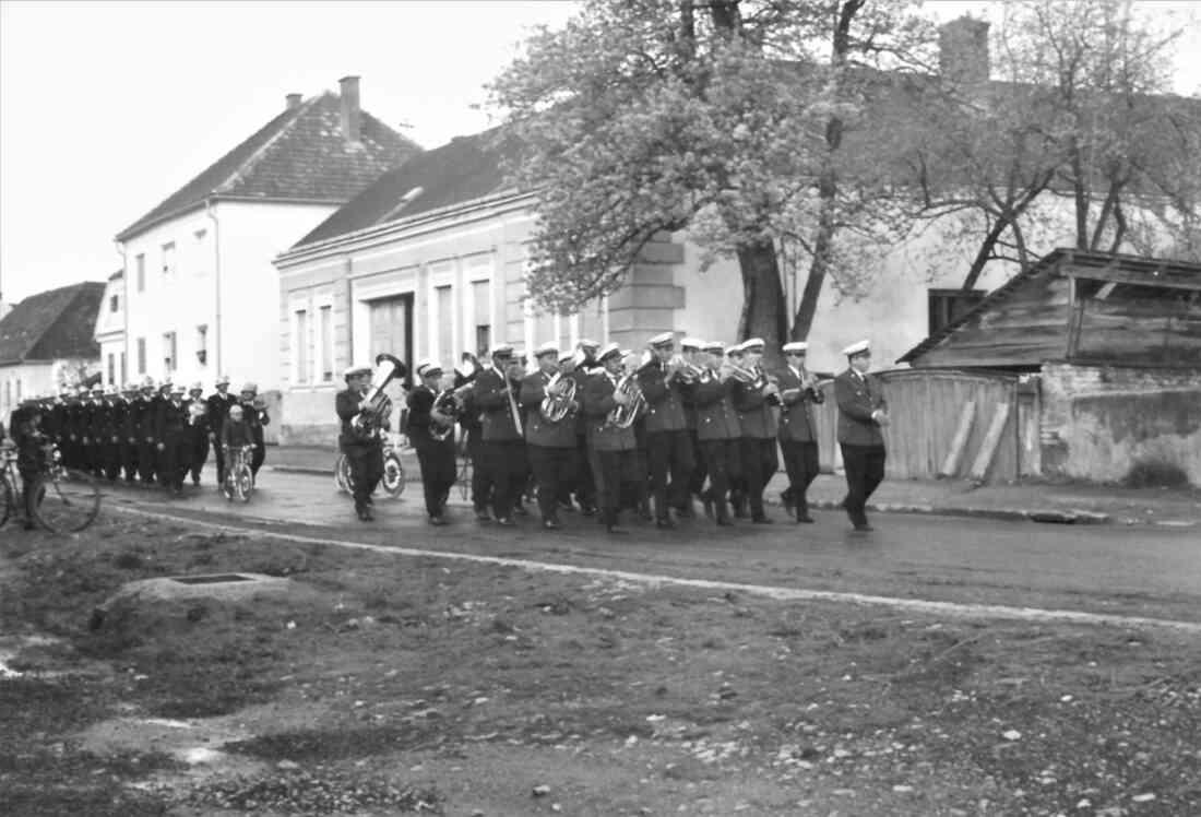 Stadtkapelle Oberwart: Marsch am 1. Mai vor dem Haus Adorjan (OW 302 / Grazerstraße 32)