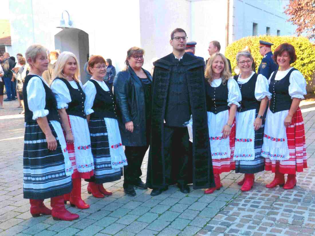Reformierte Pfarrgemeinde: Amtseinführung von Pfarrer Richard Kadas mit den Damen der Ung. Volkstanzgruppe des ref. Lesevereinsam 12. Oktober 2019 - Paul/Miklos/Saurer/Zambo/Schößwendter/Reicher-Muth/Mikovits