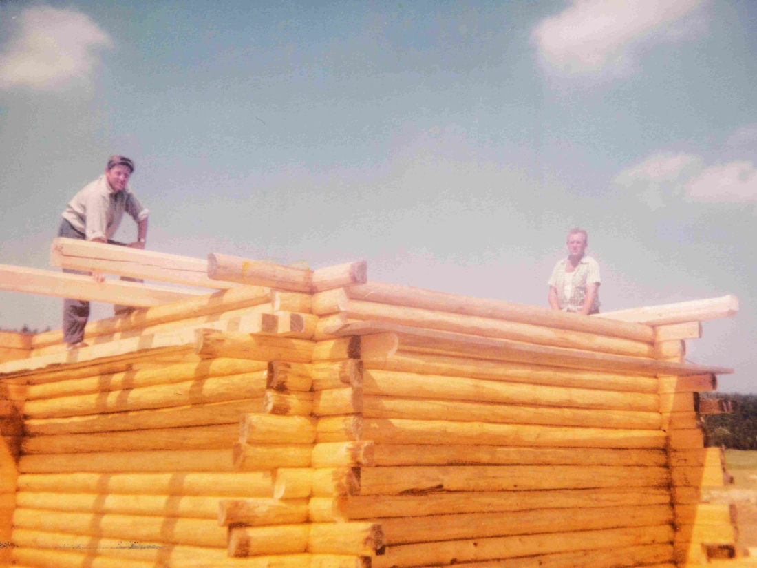 Die Hütte am Pinkateich (Erstbesitzer Gustav Benkö und Endre Talasz) wird errichtet - Benedek