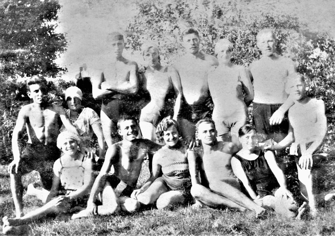 Eine Gruppe Badender mit Michael Adorjan (*1903 /+1975)