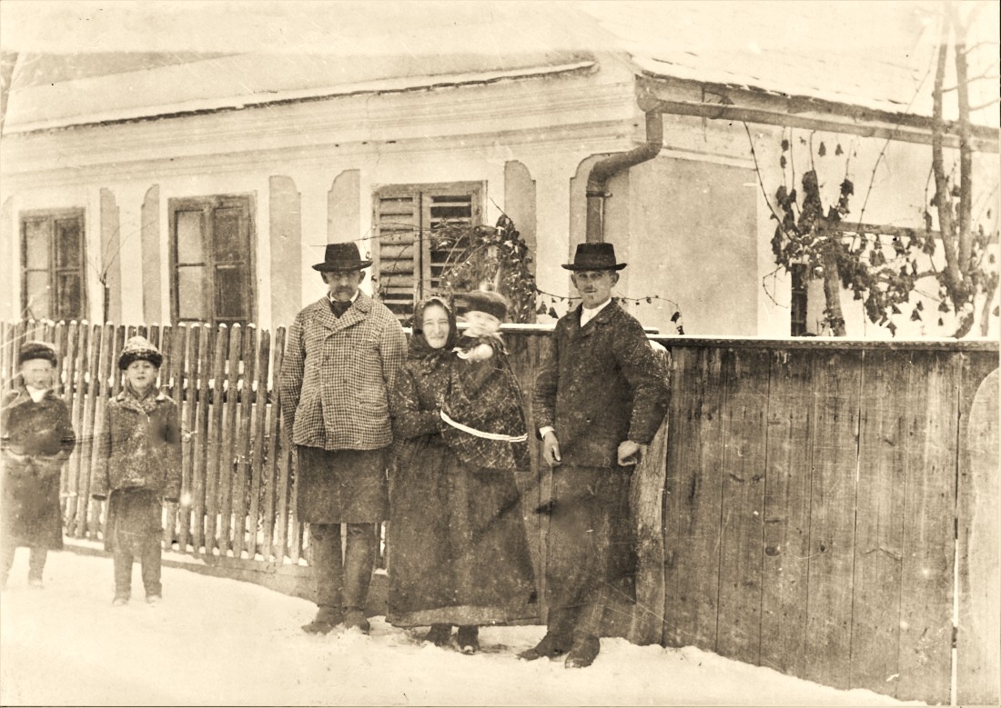 Fam. Fülöp vor dem Haus Dornburggasse 7 (früher Oberwart Nr. 433)