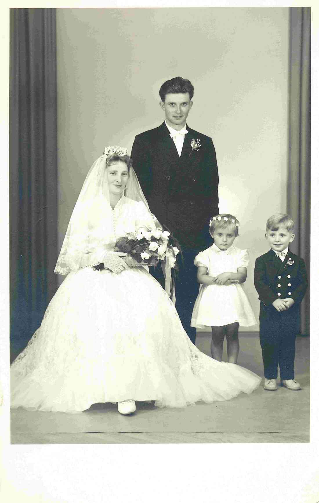 Hochzeit Erich Langer (*1934/+2010) und Elfriede Graf (*1936/+2015) mit den "Blumenkindern" E. Hicke und E. Eigenbauer