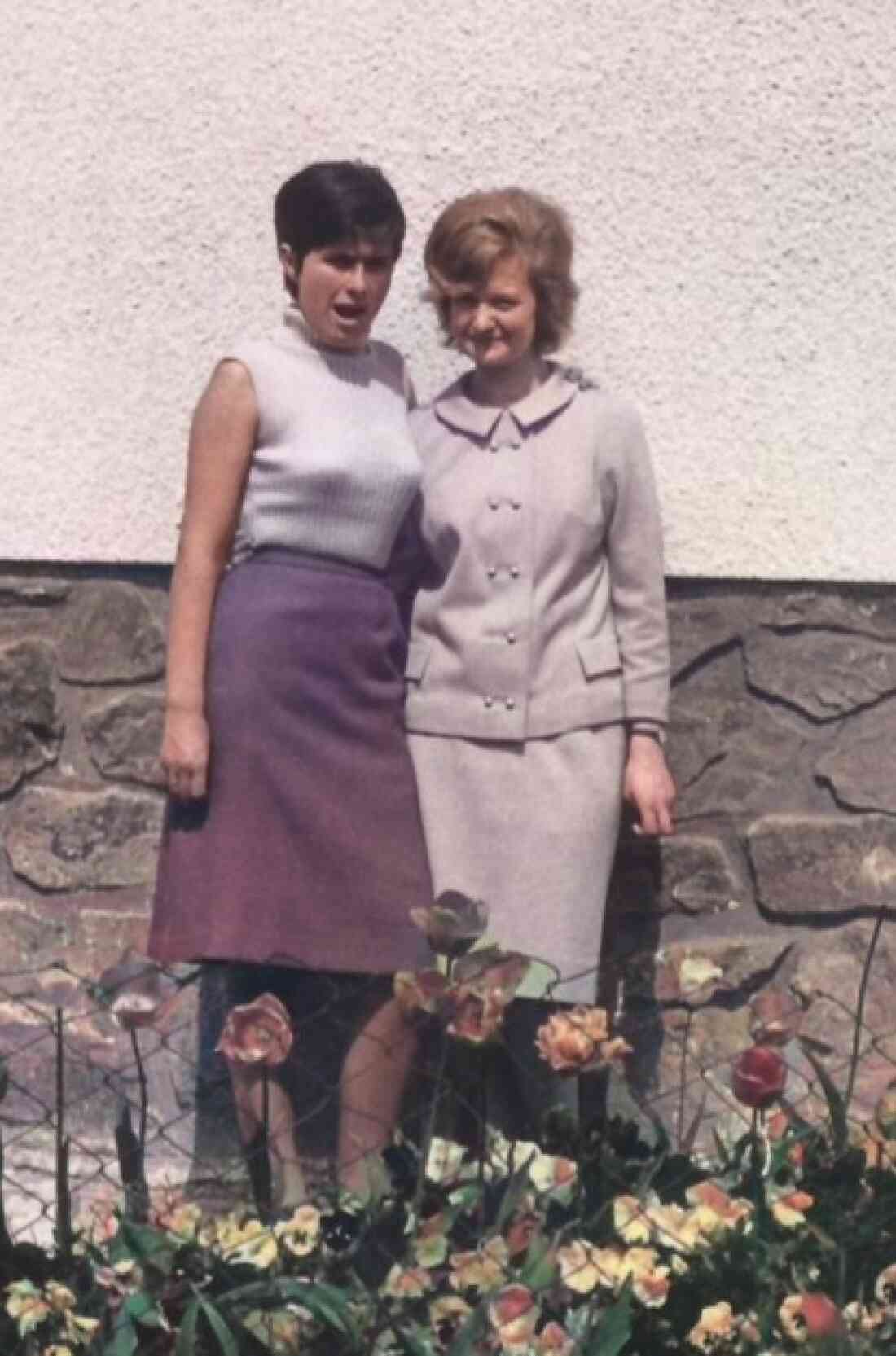 Gerti Oswald mit ihrer Freundin Maria Adorjan